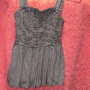 Woman’s black and white tub